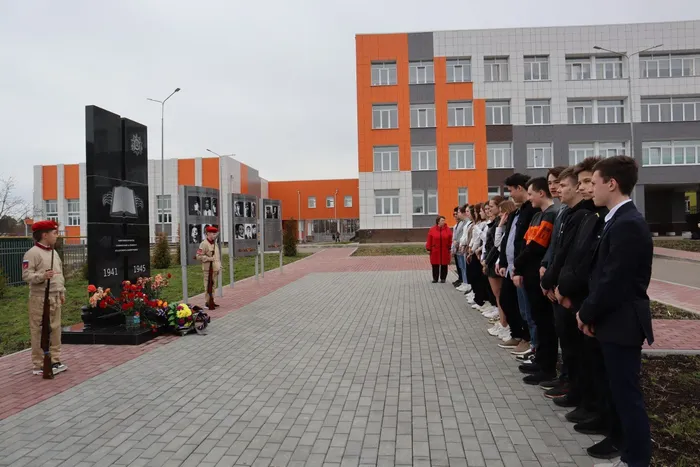Возложение к памятнику выпускникам школы(2)
