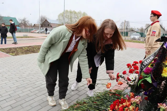 Возложение к памятнику выпускникам школы(4)