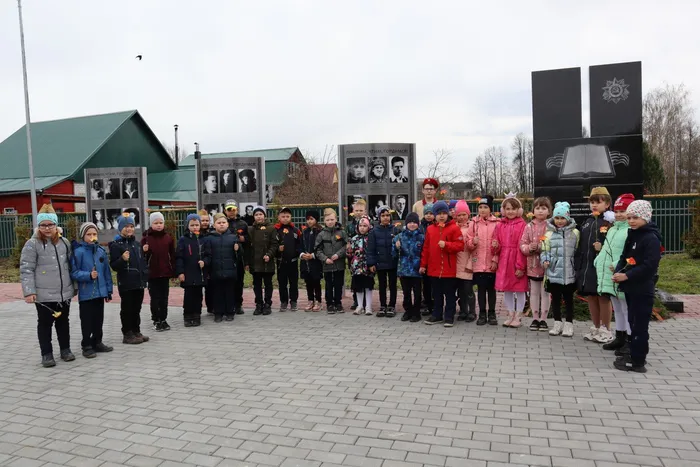 Возложение к памятнику выпускникам школы(3)