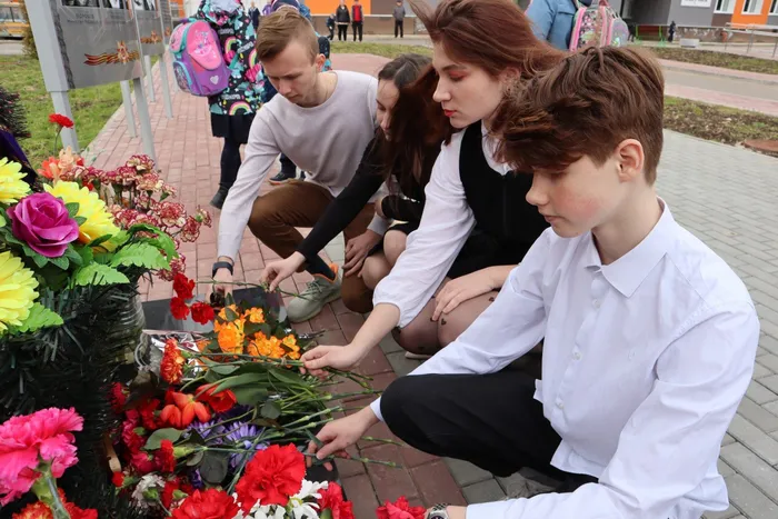 Возложение к памятнику выпускникам школы