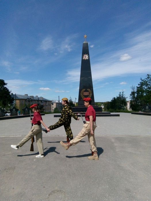 Смена караула у обелиска на городской площади