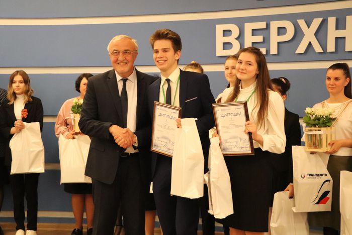 Победители ученики 10Б класса Барщ Ирина и Степаненко Никита.jpg